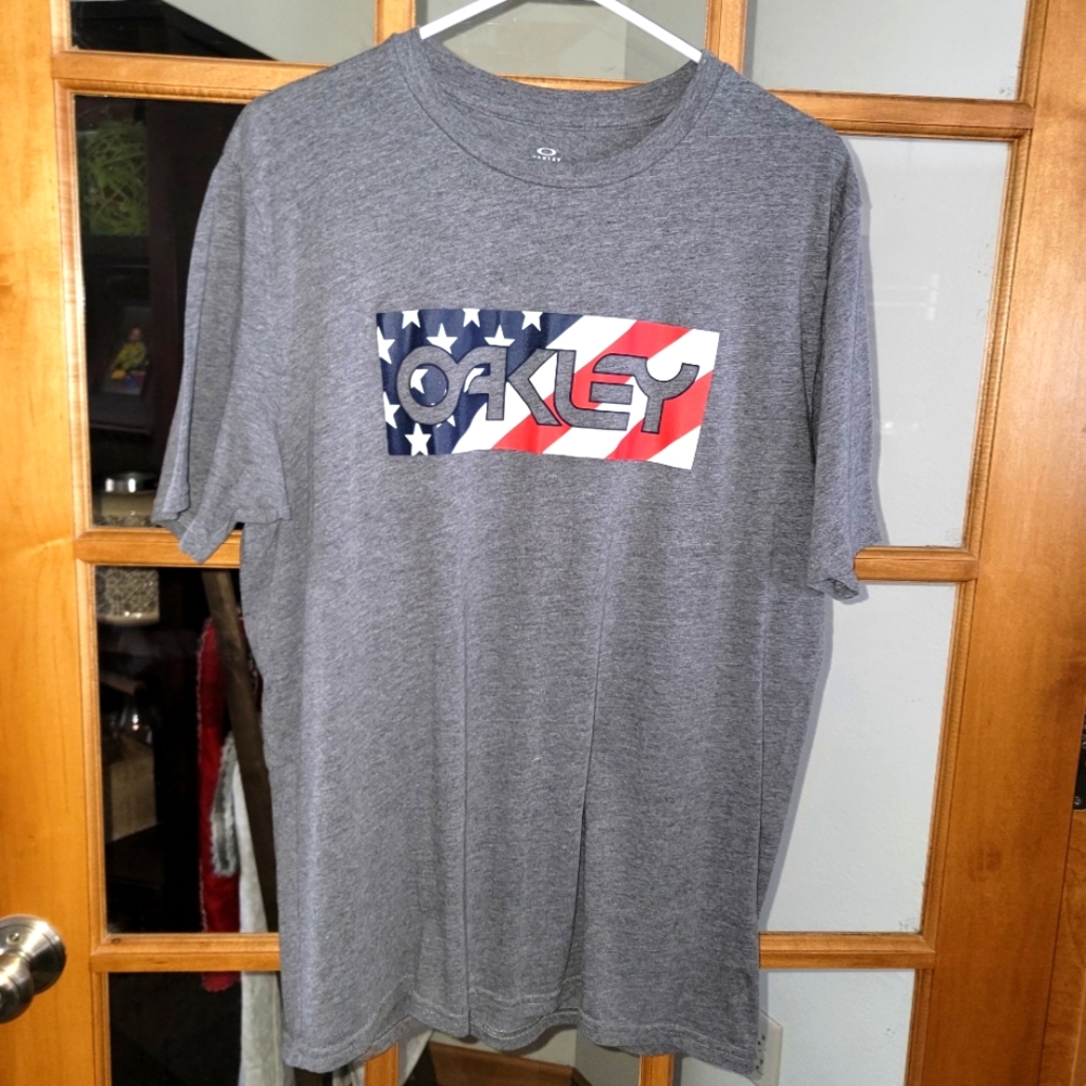 Mens Oakley t-shirt
